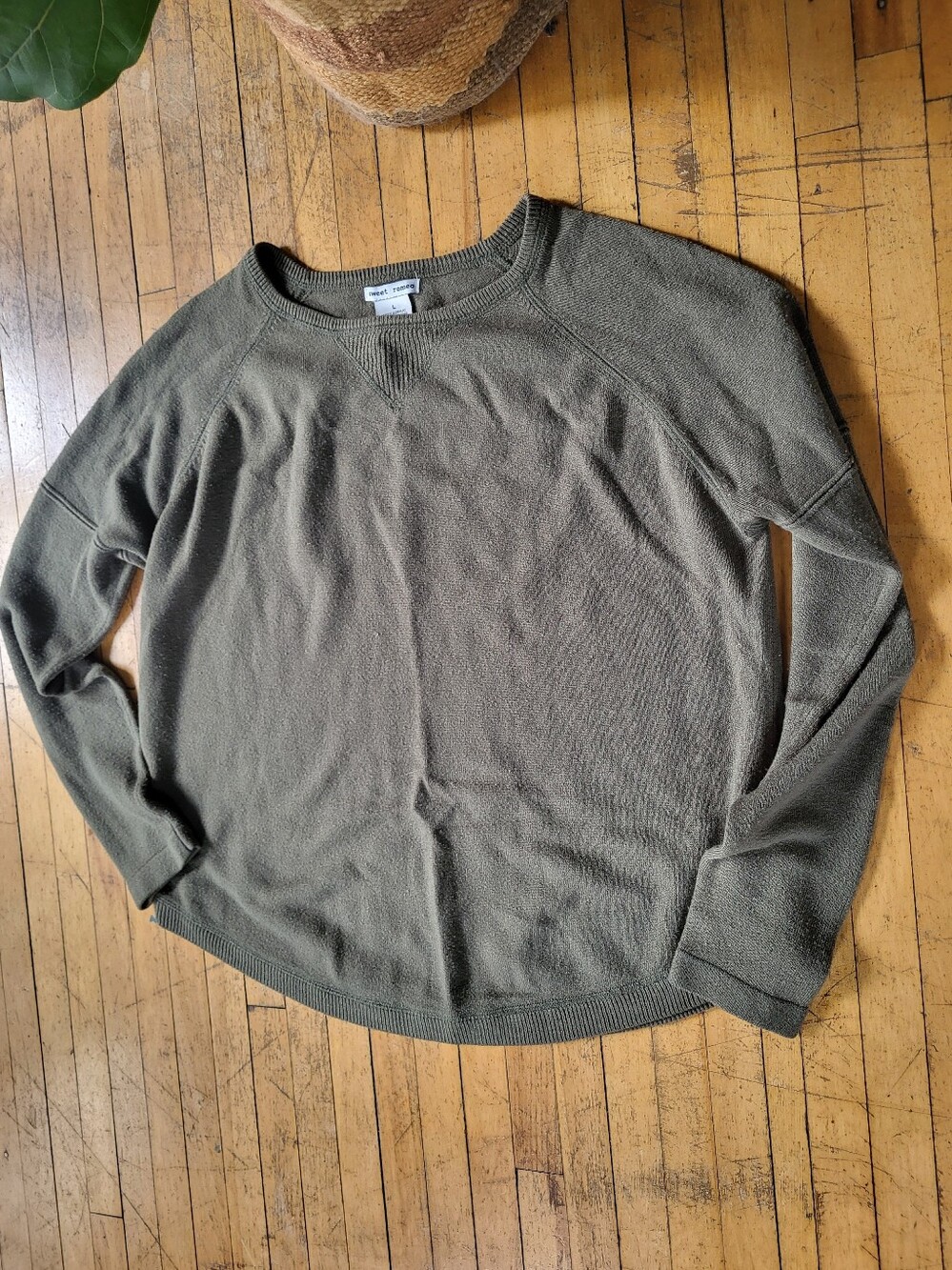 Women's olive green Sweet Romeo crew neck sweater long sleeves Rounded Hem Sz L